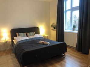 4 bedrooms, iron/ironing board, WiFi, bed sheets