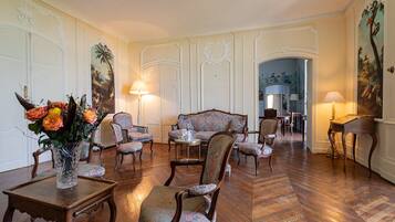 Smart TV, fireplace, table tennis, books