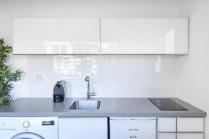 Fridge, microwave, oven, coffee/tea maker