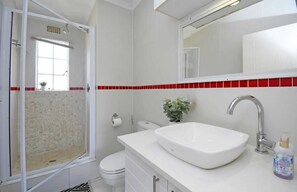 Haartrockner, Handtücher, Seife, Toilettenpapier