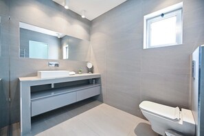 Douche, sèche-cheveux, serviettes fournies