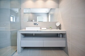 Dusj, hårføner og håndklær