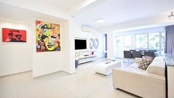 Televisión, reproductor de DVD y oficina