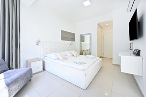 3 slaapkamers, een strijkplank/strijkijzer, reisbedje, wifi
