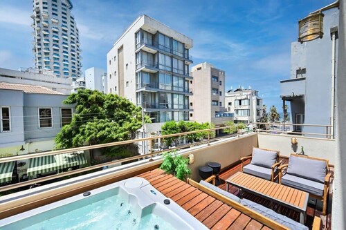 Central apartment with Jacuzzi near Bograshov Beach by HolyGuest