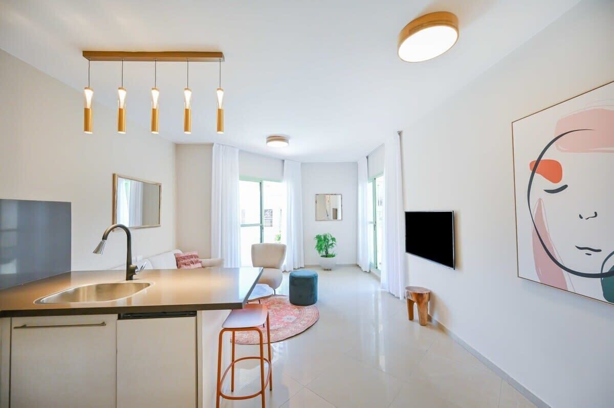 Central Apartment With Jacuzzi Near Bograshov Beach By Holyguest - Israel