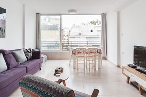 TV - Grape at Zalman by HolyGuest (Tel Aviv-Yafo)