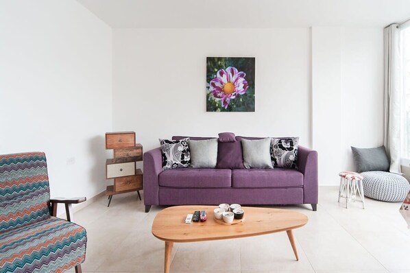 TV - Grape at Zalman by HolyGuest (Tel Aviv-Yafo)