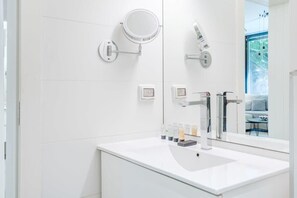 Dusche, Haartrockner, Handtücher, Toilettenpapier
