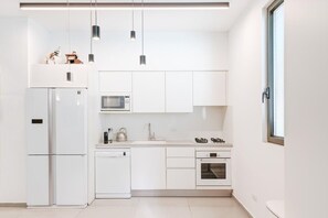 Geladeira, micro-ondas, fogão, cooktop