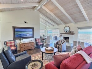 Smart TV, fireplace - Gem Of The Sea – A Cayucos Home with Stunning Views & Private Beach Access! (Cayucos)