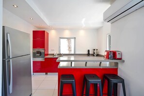 Kühlschrank, Mikrowelle, Ofen, Herdplatte
