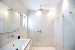 Dusche, kostenlose Toilettenartikel, Haartrockner, Handtücher
