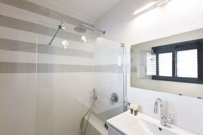 Shower, hair dryer, towels, toilet paper - Zebra's Stripe by HolyGuest (Tel Aviv)