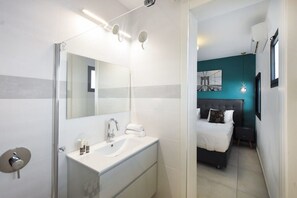 Shower, hair dryer, towels, toilet paper - Zebra's Stripe by HolyGuest (Tel Aviv)