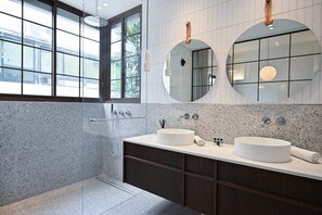 Shower, hair dryer, towels, toilet paper - Charming 1BR Dizengoff by HolyGuest (Tel Aviv-Yafo)