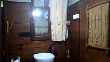 Ducha, secador de pelo, bidé y toallas