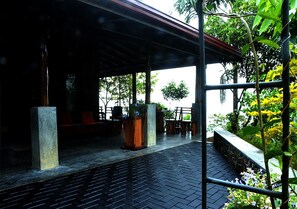 Terrace/patio - On the way to Ella, Udawalawa, Mirissa. Hike Adams Peak. 3 AC rooms with a pool (Kuruwita)
