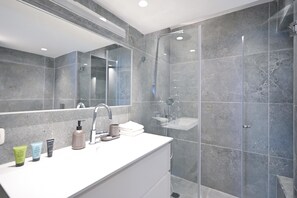 Douche, séchoir à cheveux, serviettes fournies