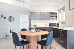 Coffee/tea maker, fridge, microwave, oven