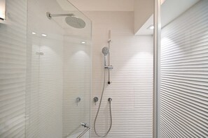 Shower, hair dryer - Mendele 3BR by HolyGuest (Tel Aviv)