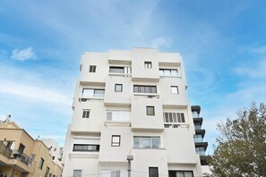 Exterior - Mendele 3BR by HolyGuest (Tel Aviv)