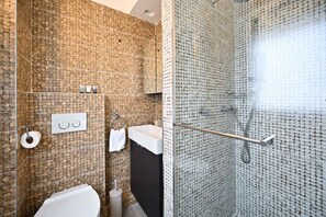 Shower, hair dryer - Mendele 3BR by HolyGuest (Tel Aviv)