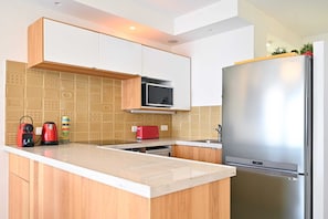 Refrigerador, microondas, lavavajillas y cafetera y tetera 
