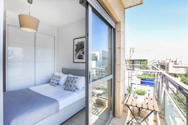 2 bedrooms, iron/ironing board, travel cot, WiFi