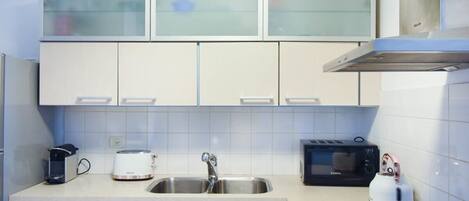 Coffee/tea maker, fridge, microwave, oven
