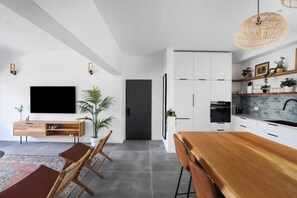 Kjøleskap, mikrobølgeovn, kokeplater og oppvaskmaskin