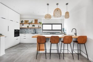 Kjøleskap, mikrobølgeovn, kokeplater og oppvaskmaskin