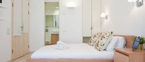 3 habitaciones, tabla de planchar con plancha, wifi y ropa de cama