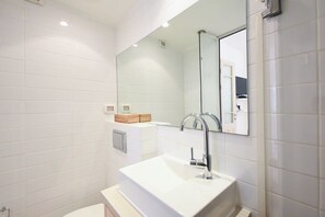 Douche, séchoir à cheveux, serviettes fournies, shampooing