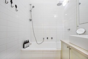 Shower, hair dryer, towels - Spacious 3BR at Mapu st by HolyGuest (Tel Aviv)
