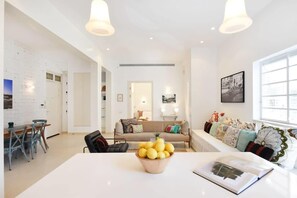 TV, books - Spacious 3BR at Mapu st by HolyGuest (Tel Aviv)