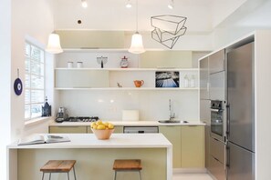 Coffee/tea maker, microwave, oven, electric kettle - Spacious 3BR at Mapu st by HolyGuest (Tel Aviv)