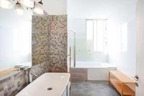 Shower, hair dryer, towels