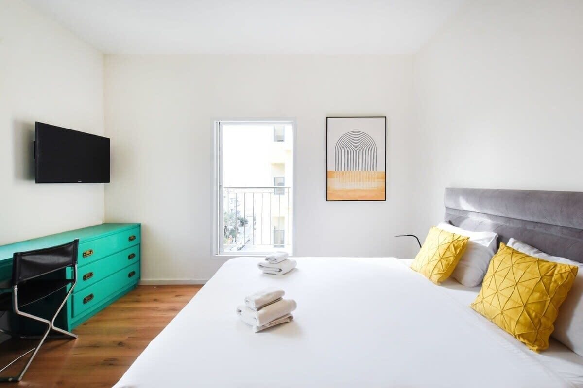 Iron/ironing board, WiFi, bed sheets