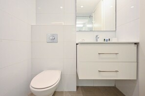 Douche, sèche-cheveux, serviettes fournies