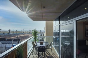 Outdoor dining - Modern 3-BR near Beach Club by HolyGuest (Tel Aviv)