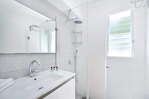 Shower, hair dryer, towels - Bright 2BR Apartment with Balcony in Dizengoff by HolyGuest (Tel Aviv-Yafo)