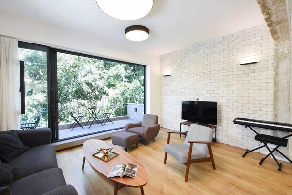 TV, stereo, offices