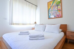 2 bedrooms, iron/ironing board, WiFi, bed sheets