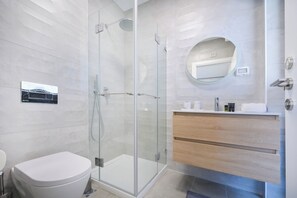 Douche, sèche-cheveux, serviettes fournies