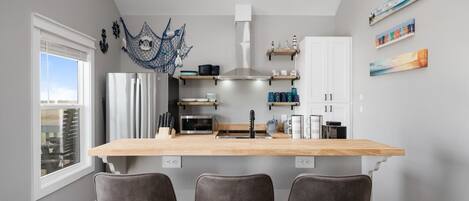 Réfrigérateur, micro-ondes, lave-vaisselle, cafetière/bouilloire