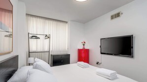 Room - Spacious 3BR on Frishman Beach by HolyGuest (Tel Aviv)