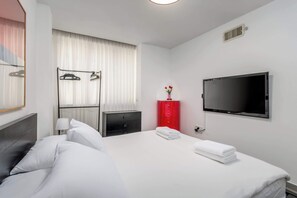 3 habitaciones, tabla de planchar con plancha, wifi y ropa de cama 