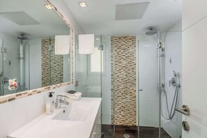 Regadera, secadora de cabello, toallas 