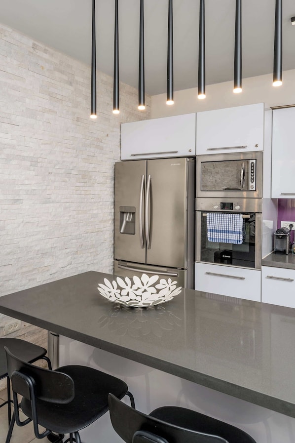 Fridge, microwave, oven, stovetop